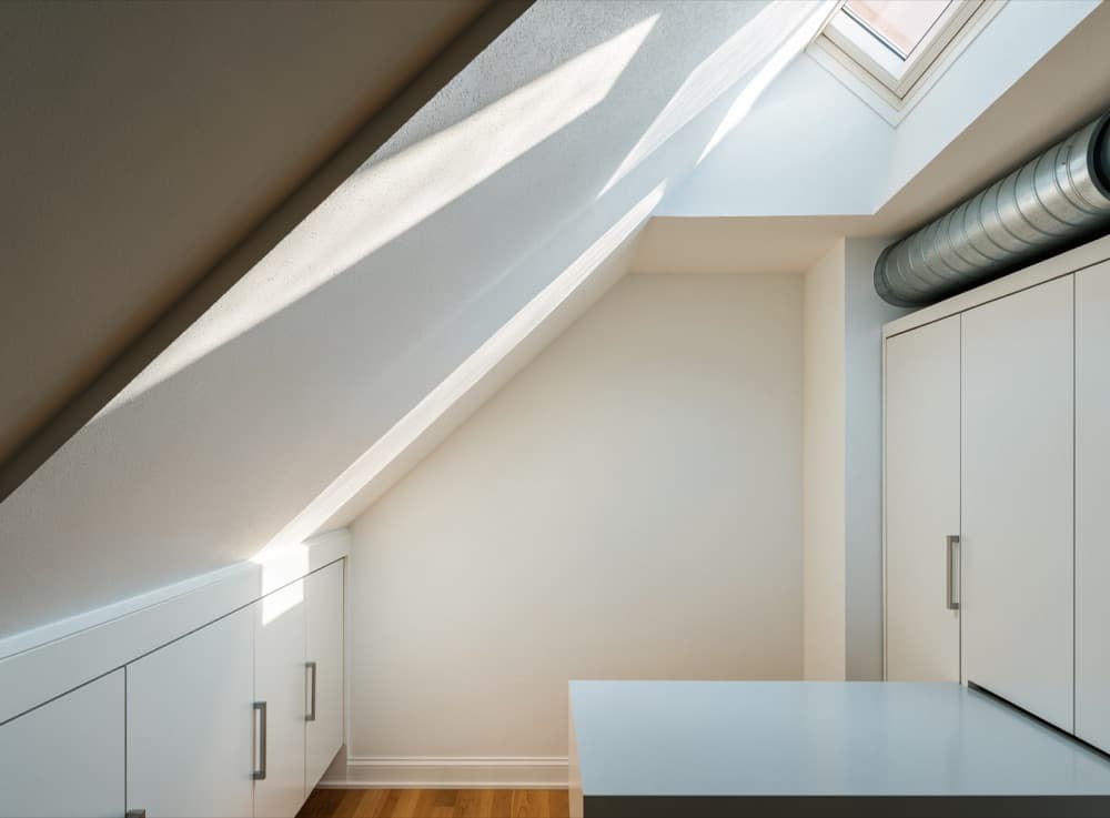 Afgewerkte zolder met schuin geïsoleerd plafond en daglicht door een dakraam