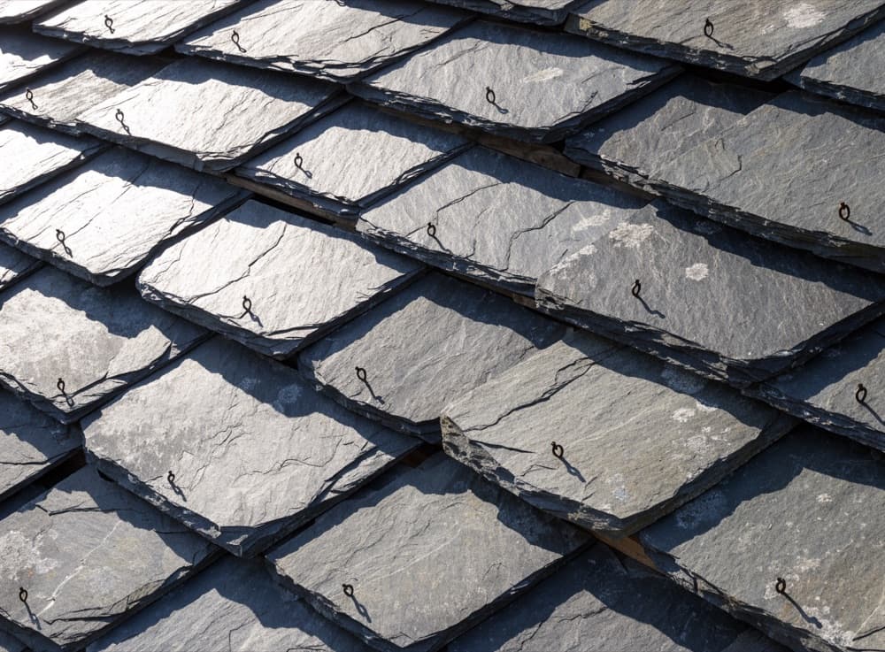 Detail van leien met zichtbare bevestiging en kleurverschil tussen de stenen