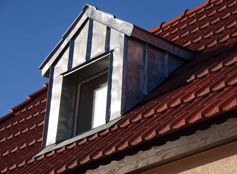 Dakkapel bekleed met zinken panelen met zichtbare felsnaden