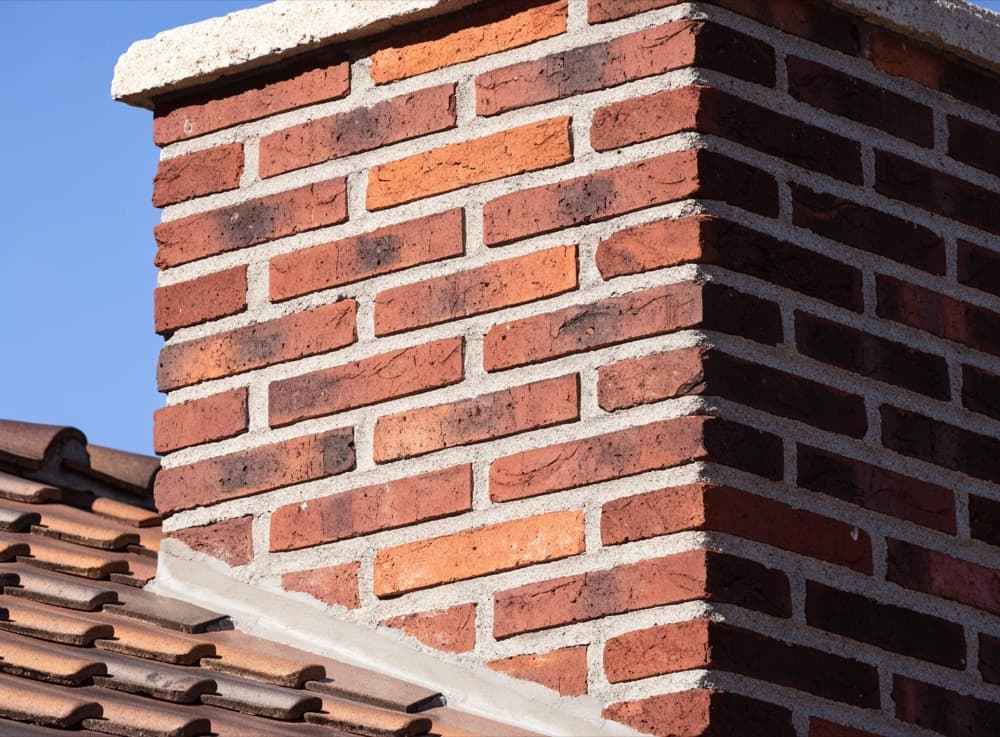 Schoorsteen met opnieuw gevoegd metselwerk
